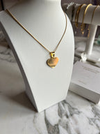 Dije corazón con inicial personalizable
